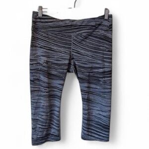 Women's Athleta Chaturanga Capri Leggings L Black Gray Space Dye